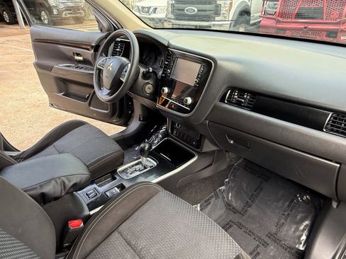 Used 2020 Mitsubishi Outlander ES image 14