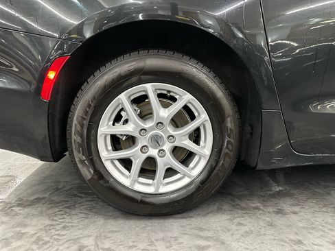 Used 2022 Chrysler Pacifica Touring-L image 10