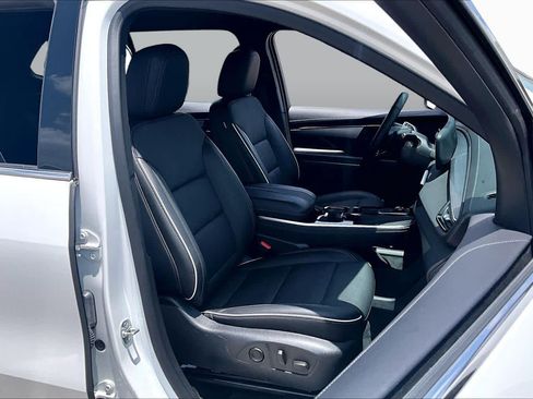 Used 2025 Buick Enclave Preferred FWD image 9