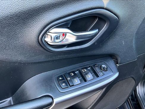 Used 2019 Jeep Cherokee Latitude Plus image 31