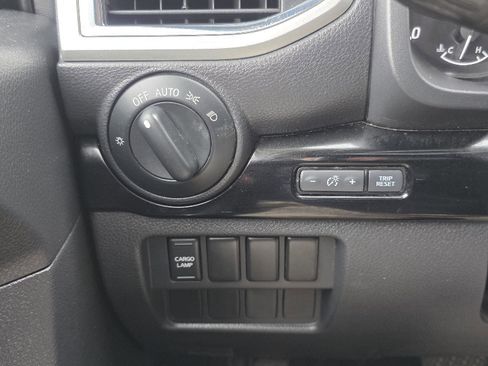 Used 2021 Nissan Titan SV AWD/4WD image 11