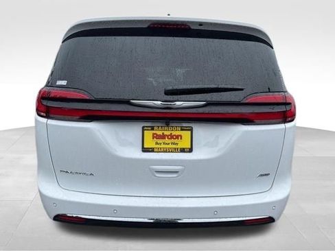 New 2026 Chrysler Pacifica Select image 6