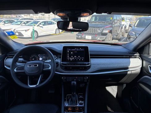Used 2025 Jeep Compass Latitude AWD/4WD image 32