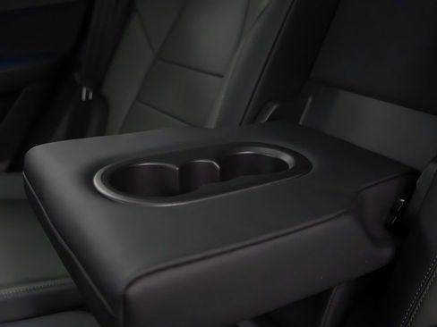 Used 2025 Porsche Cayenne E-Hybrid w/ Premium Package image 19