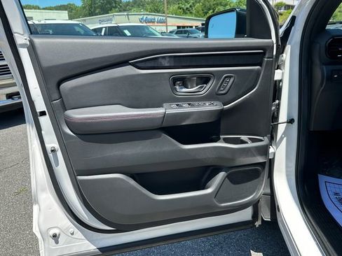 Used 2025 Honda Pilot Black Edition image 10