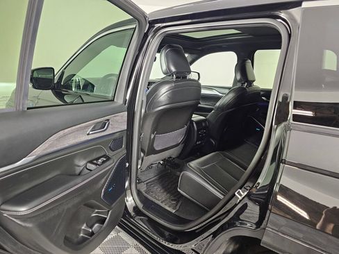 Used 2022 Jeep Grand Cherokee Overland AWD/4WD image 34