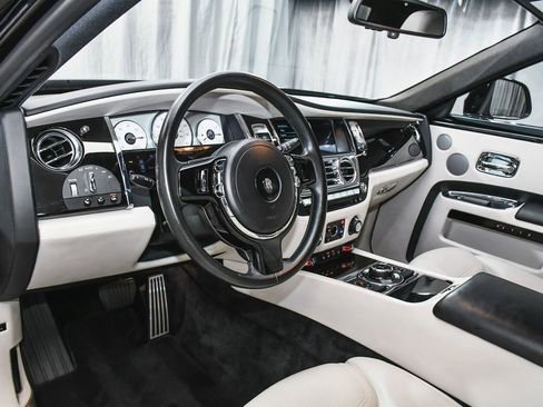 Used 2018 Rolls-Royce Ghost image 19
