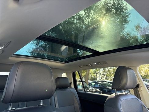 Used 2020 Volkswagen Tiguan SE w/ Panoramic Sunroof Package image 11