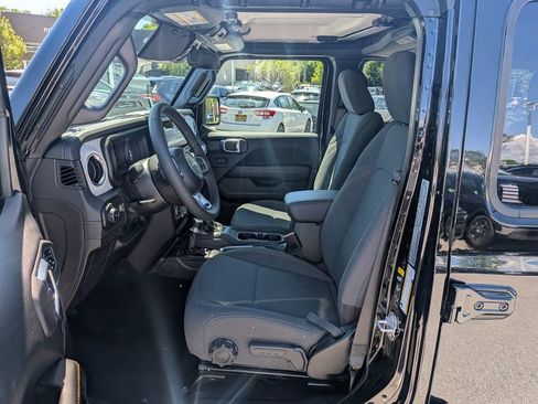 Used 2026 Jeep Wrangler Unlimited Sahara AWD/4WD image 10