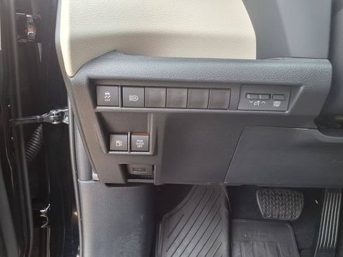 Used 2026 Toyota Sienna Limited FWD image 23
