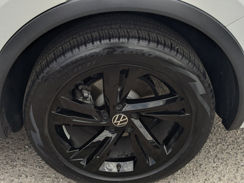 Used 2023 Volkswagen Tiguan SE R-Line FWD image 7