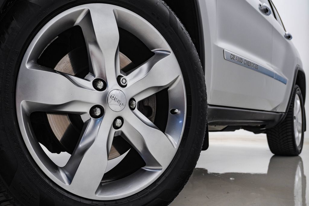 Used 2011 Jeep Grand Cherokee Overland AWD/4WD image 5