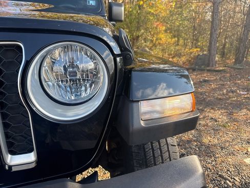 Used 2023 Jeep Gladiator Overland image 3