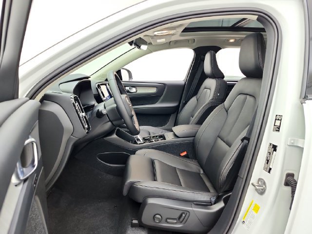 New 2026 Volvo XC40 B5 Plus w/ Protection Package Premier AWD/4WD image 21