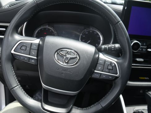 Used 2023 Toyota Highlander XLE FWD image 13