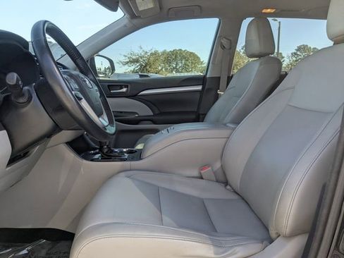 Used 2017 Toyota Highlander XLE image 22