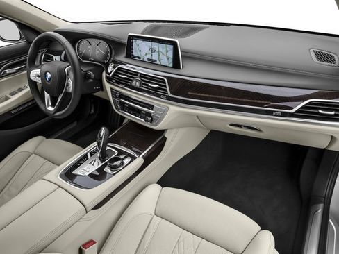 Used 2017 BMW 750i RWD image 16