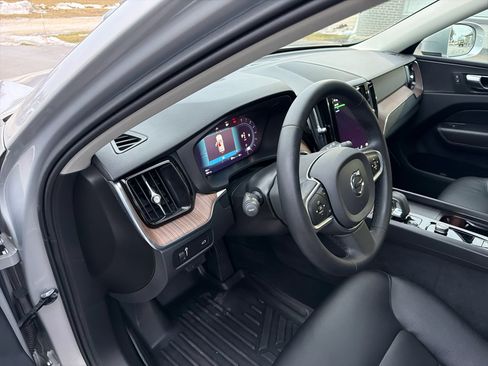 Used 2022 Volvo XC60 B5 Momentum w/ Climate Package image 18