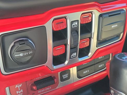 Used 2018 Jeep Wrangler Unlimited Rubicon w/ Dual Top Group AWD/4WD image 18