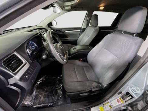 Used 2017 Toyota Highlander LE w/ Carpet Mat Package FWD image 21