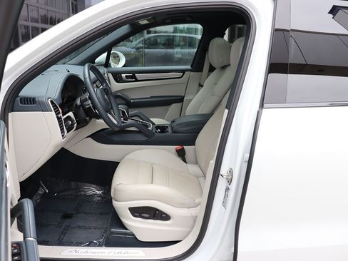 Used 2022 Porsche Cayenne Platinum Edition image 34
