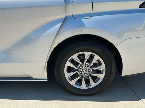 Used 2025 Toyota Sienna XLE FWD image 23