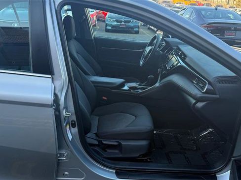 Used 2019 Toyota Camry LE image 10