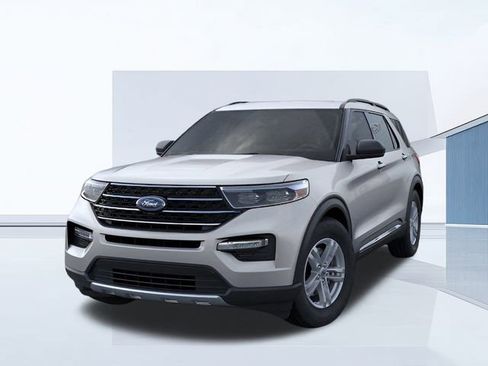Used 2024 Ford Explorer XLT w/ Equipment Group 202A image 7