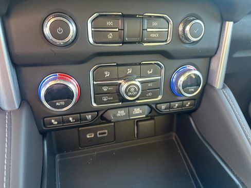 Used 2023 GMC Yukon XL SLT AWD/4WD image 6