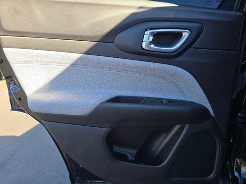 Used 2023 Jeep Compass Latitude image 17