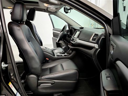 Used 2016 Toyota Highlander XLE image 17