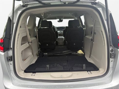 Used 2024 Chrysler Pacifica Touring-L image 18
