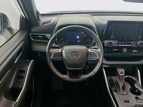 Used 2021 Toyota Highlander XSE FWD image 18