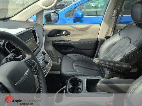 Used 2024 Chrysler Pacifica Touring-L FWD image 3