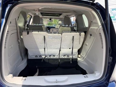 Used 2018 Chrysler Pacifica Limited image 33