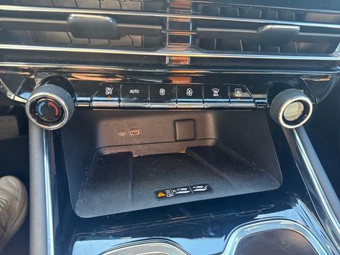 Certified 2025 Chevrolet Traverse LT image 24