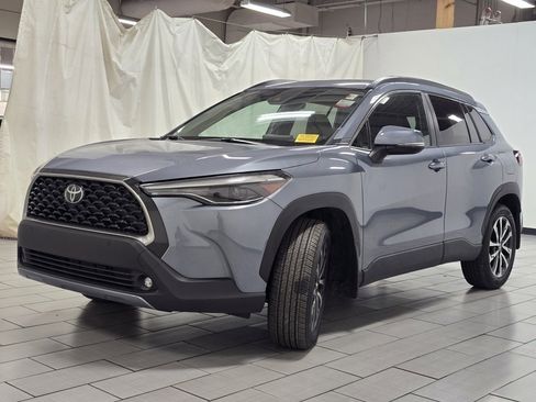 Used 2022 Toyota Corolla Cross XLE image 12