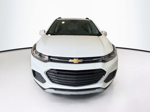 Used 2020 Chevrolet Trax LT w/ LT Convenience Package FWD image 2
