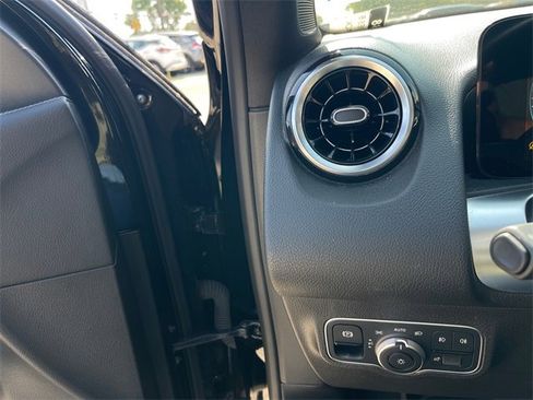 Used 2023 Mercedes-Benz GLB 250 4MATIC image 20