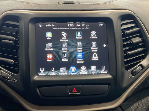 Used 2017 Jeep Cherokee Limited w/ Luxury Group AWD/4WD image 11
