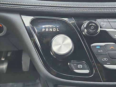 Used 2024 Chrysler Pacifica Limited FWD image 12