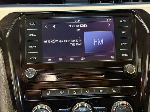 Used 2022 Volkswagen Passat 2.0T SE image 9