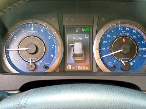 Used 2018 Toyota Sienna XLE image 22