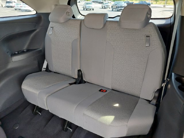 Used 2025 Toyota Sienna LE FWD image 18