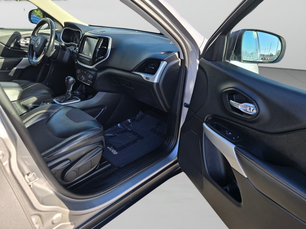 Used 2018 Jeep Cherokee Latitude Plus AWD/4WD image 26