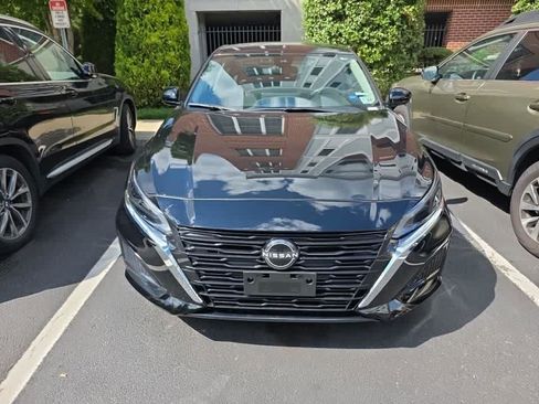 Used 2023 Nissan Altima 2.5 SV w/ SV Premium Package AWD/4WD image 2