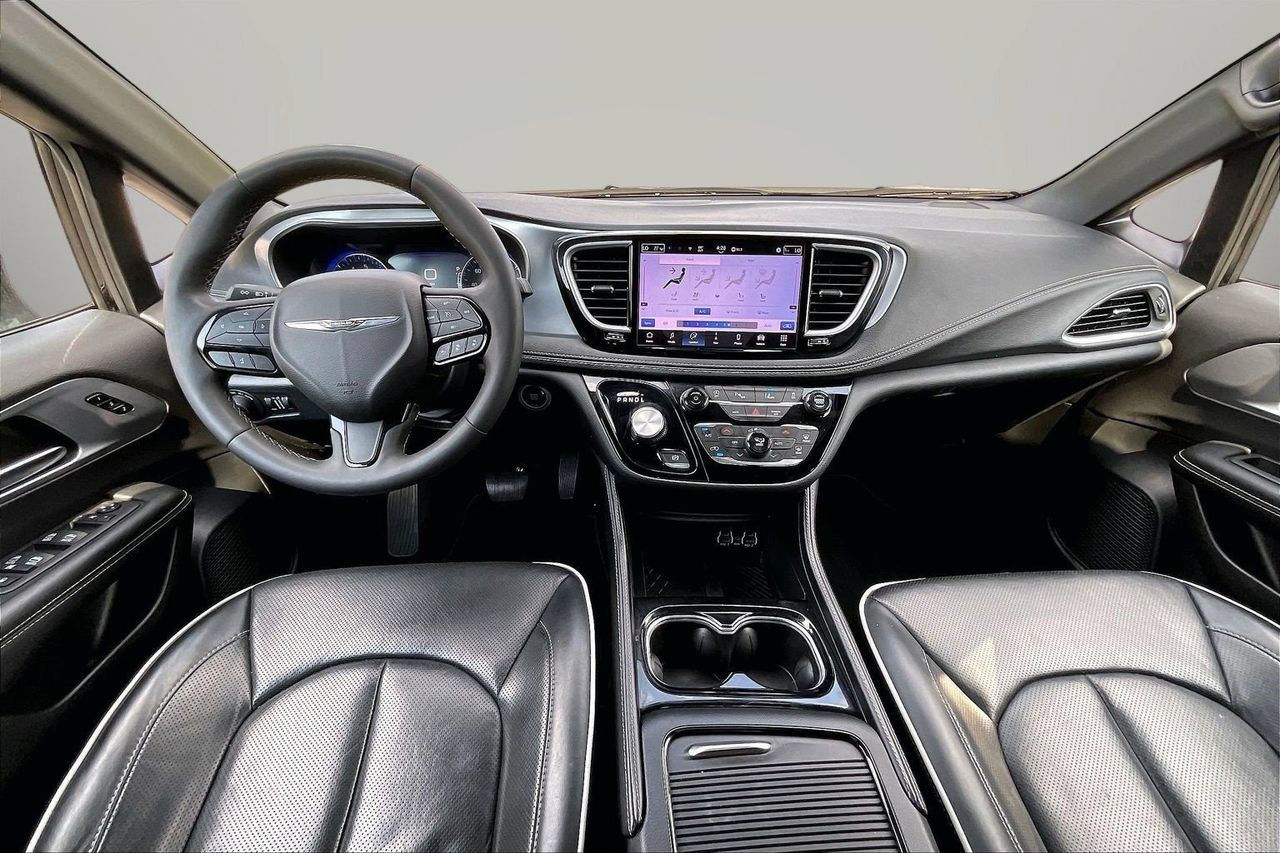 Used 2025 Chrysler Pacifica Limited FWD image 15