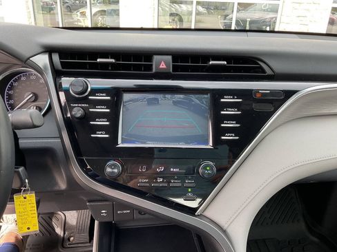 Used 2018 Toyota Camry SE w/ Moonroof Package FWD image 21