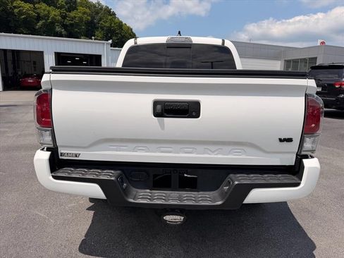 Used 2023 Toyota Tacoma TRD Sport AWD/4WD image 6