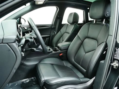 Used 2025 Porsche Macan image 5